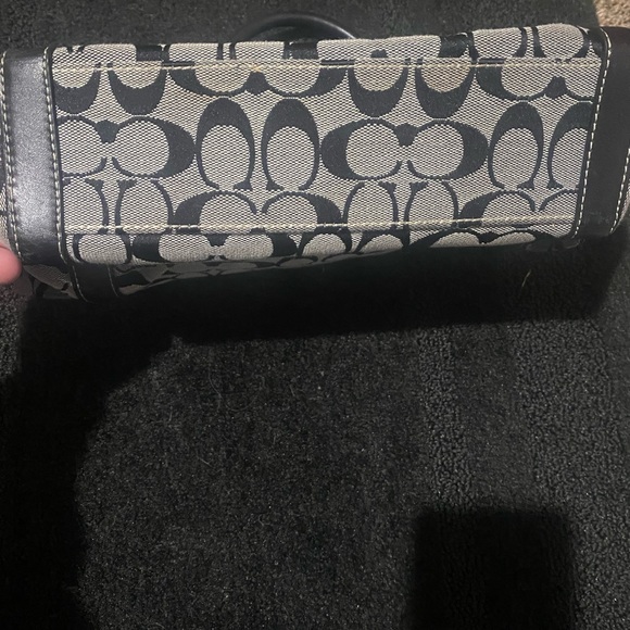 Small Coach purse - Picture 2 of 9